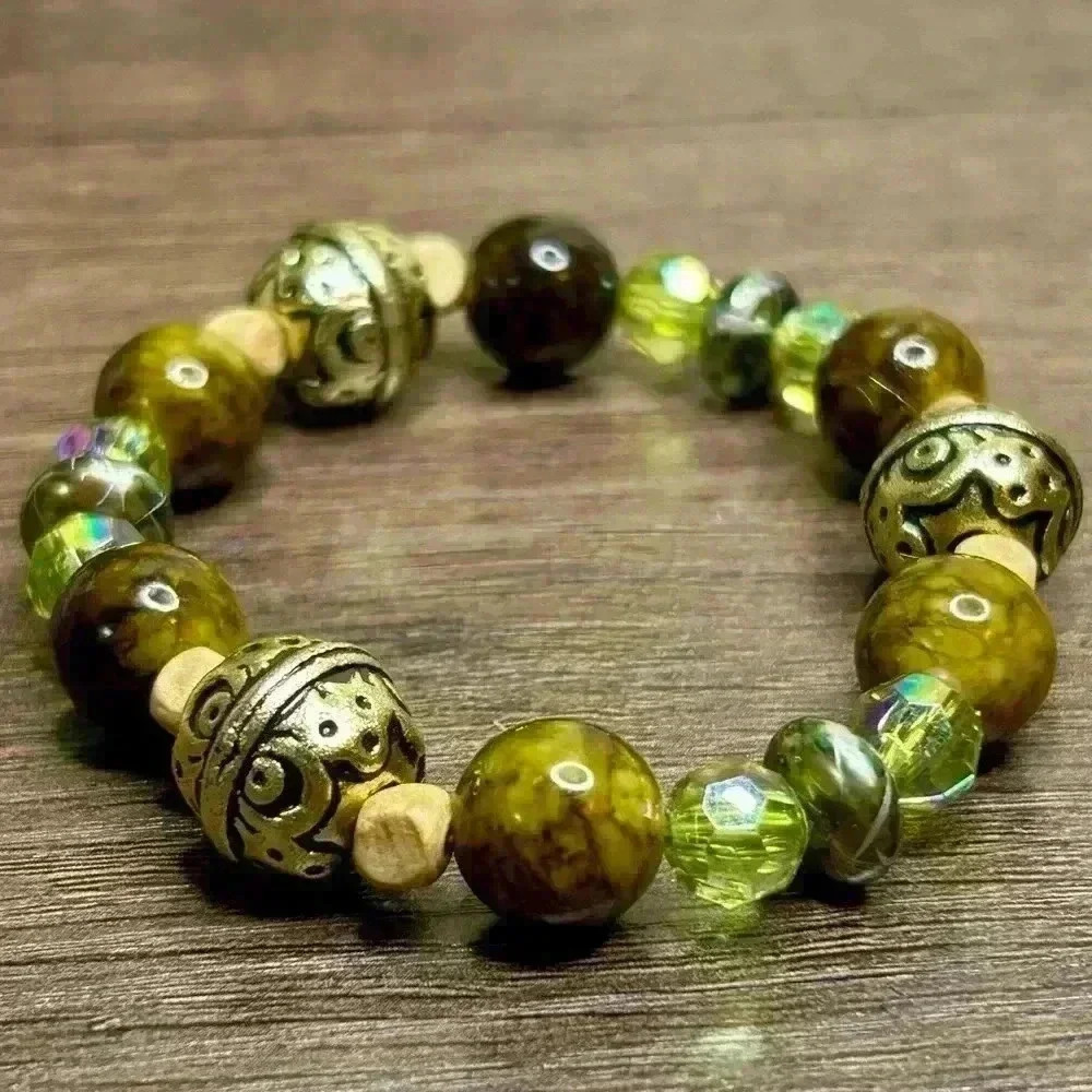 Vintage Green Gold Tone and Wooden Beads Stretch Bracelet